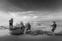 Image of fishermen hauling a seine net cc0